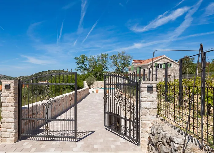 Villa Cavalleria Rusticana With Heated Pool And Vineyard
