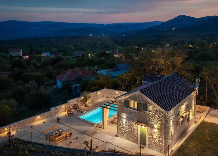 Villa Cavalleria Rusticana With Heated Pool And Vineyard