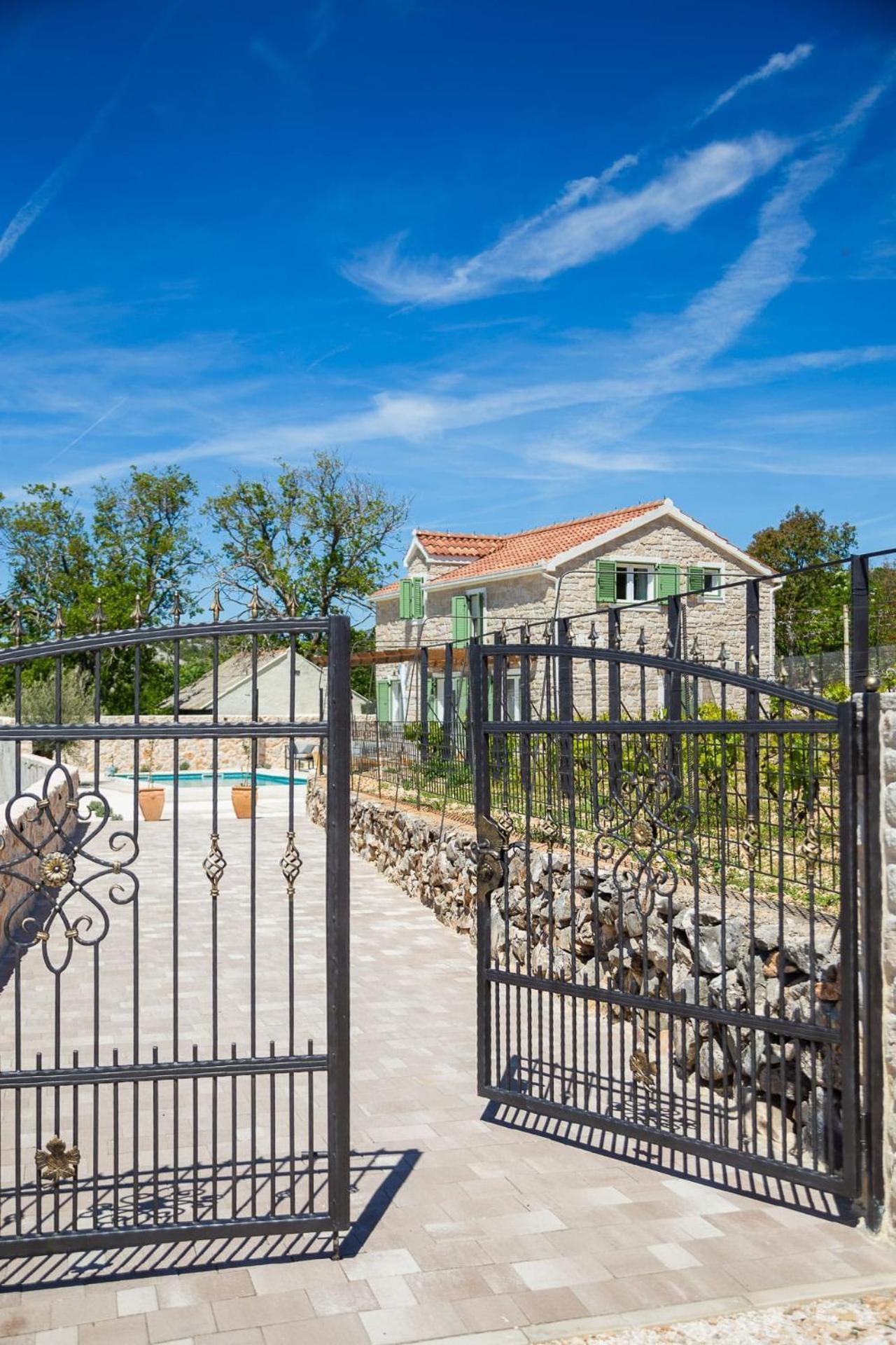 Cavalleria Rusticana With Heated Pool And Vineyard Villa *